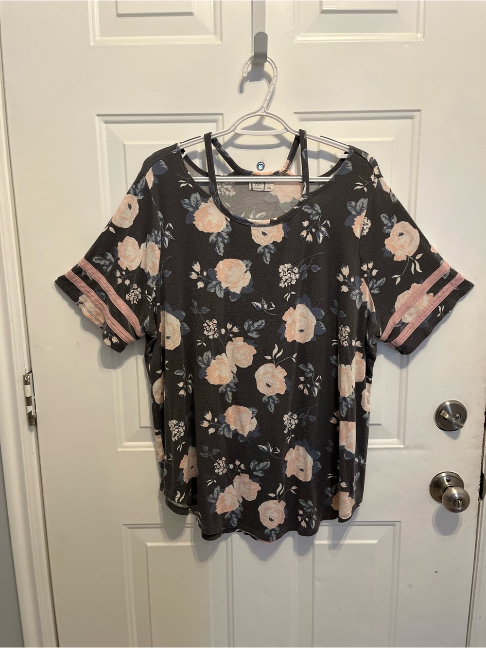 Short-Sleeve Floral Crew Neck Top in Charcoal and Blush